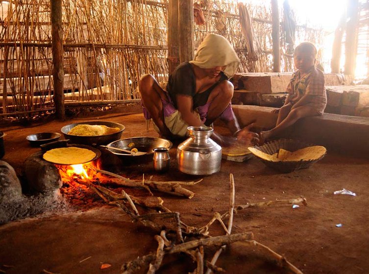 A woman making rotis of maize flour in Aakadiya village. Maize and sorghum are a part of the staple diet, not wheat, which is commonly used to make rotis elsewhere in India. People here can rarely afford to buy other grains from the market