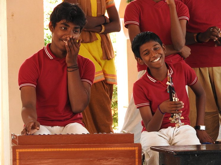 Left: R. Balaji on harmonium and P. Sasikumar on mukavinai laughing heartily