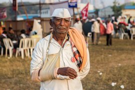 جمبھالی کے کسان: ہاتھ ٹوٹا، حوصلہ نہیں