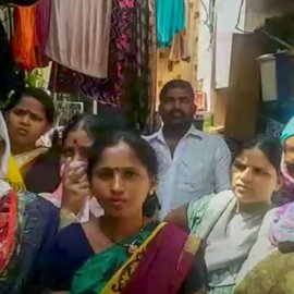 Gayabai Chavan (left) and Alka Dake were turned away by shopkeepers under the pretext that their BPL ration cards were invalid

