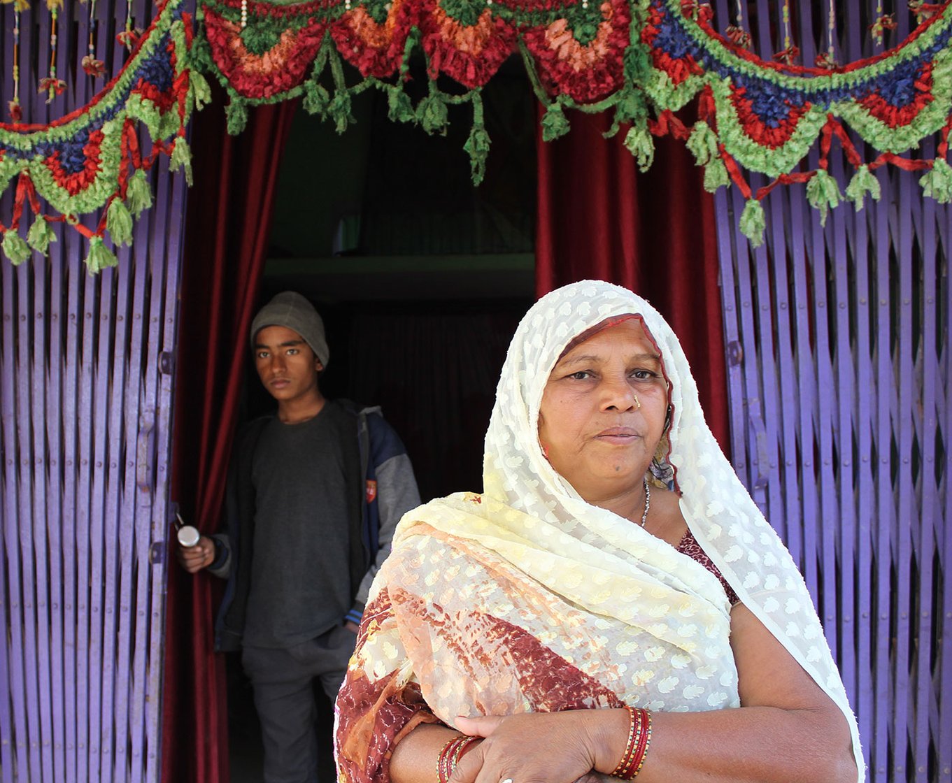 Sunita Raj, neighbour of Dharmendra in front of her home in the village of Dharauta (Allahabad)