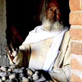 The old weaving skills of Banka district, Bihar, are vanishing due to low returns, poor state support and cheaper imports. Only a few families in Katoria village still weave. This film features some of them